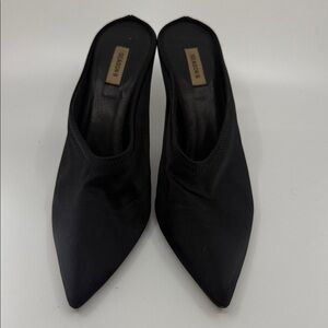 SESSIONS Black Pointed-Toe Mules